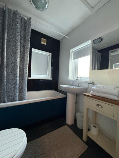 Bathroom 3, Sid's Restaurant and Bar with Rooms, Vale of Glamorgan