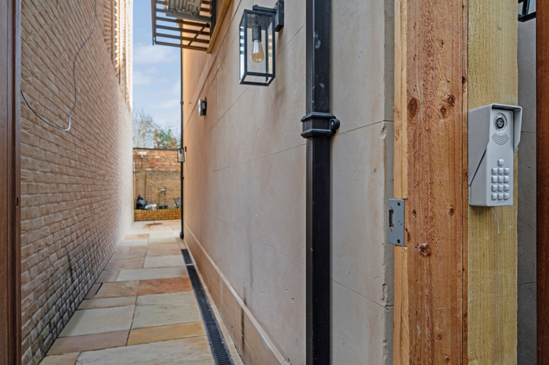 Exterior detail 2, Studio Sleeps 2 With Patio and Pets Welcome, London