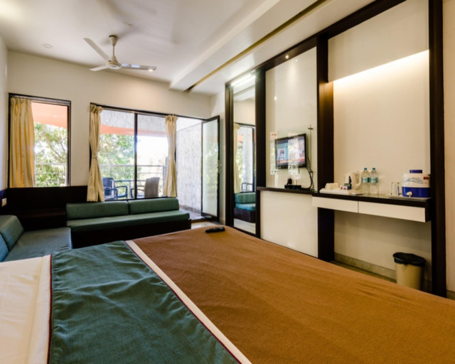 Others 5, Hotel Dreamland, Satara