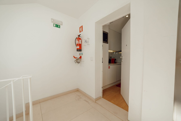 Room 5, Downtown Bright Balcony Apartment by Vacationy, Porto