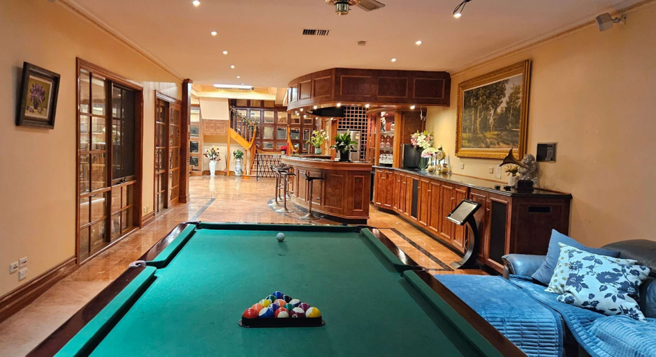 Game room, Luxurious 4-bedroom House With Private Indoor Pool in Manningham, Manningham - East