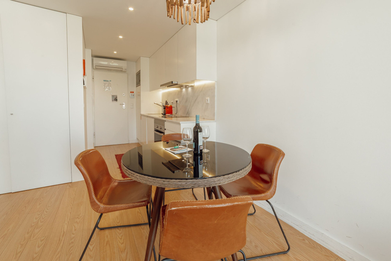 Room 3, Downtown Bright Balcony Apartment by Vacationy, Porto