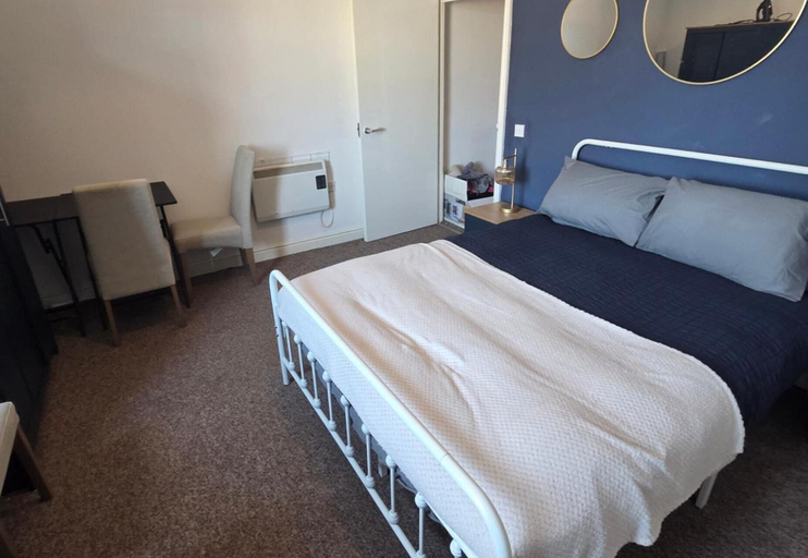 Room 2, 1 Bedroom Beach View Apartment Sleeps 4, Denbighshire