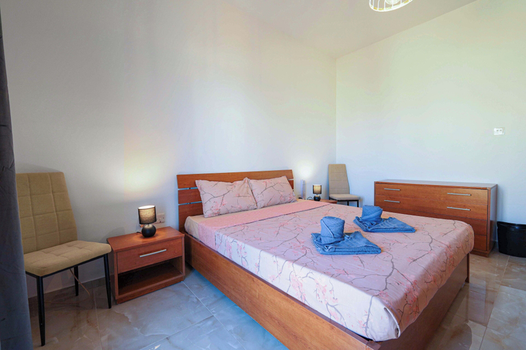 Room 2, Modern Top Floor APT With Back Balcony