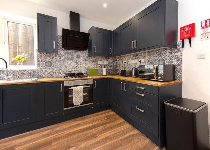 Private kitchen 5, Spacious 4BR Home Near Elizabeth Line, London