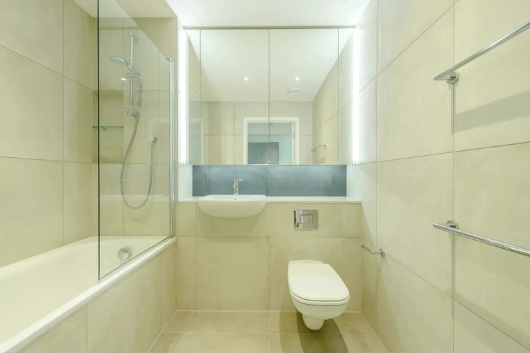 Bathroom 5, Landsby, London
