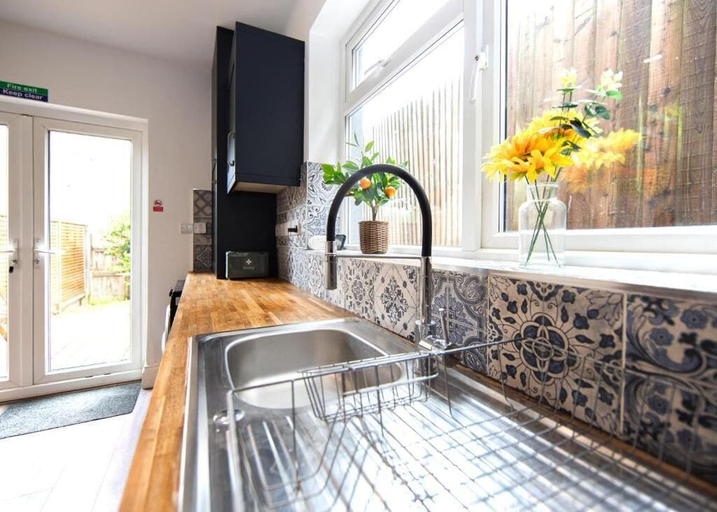 Private kitchen 2, Spacious 4BR Home Near Elizabeth Line, London