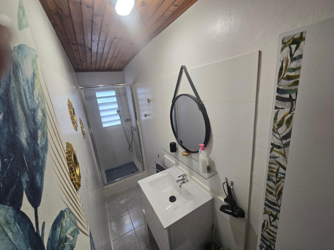 Bathroom, Au Coeur du Paradis – Apaisante | Vue & Petit-dejeuner, Cilaos