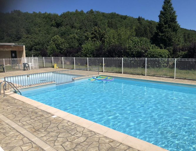 Pool 2, Accessible Lake Stay for 4 in Miremont, Puy-de-Dôme