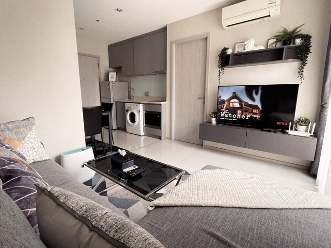 Shared lounge/TV area, Luxury Condo in Khlong Toei City Views Skytrain Access, Khlong Toey