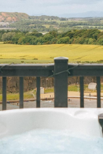 Outdoor spa tub 5, Lost Shore Surf Resort, Edinburgh