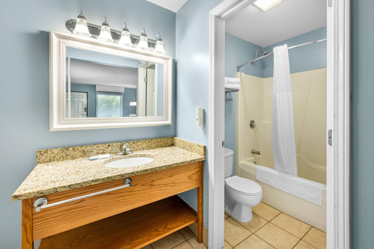 Bathroom 5, Quality Inn, Knox