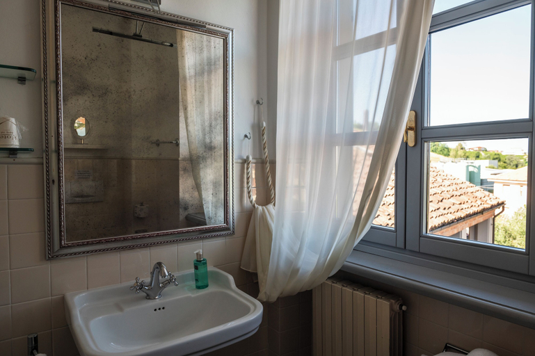 Bathroom 5, Albergo Castiglione Langhe, Cuneo
