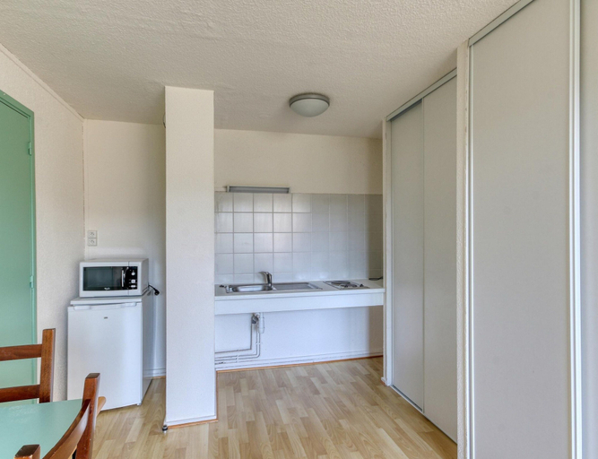 Private kitchen 3, Accessible Lake Stay for 4 in Miremont, Puy-de-Dôme