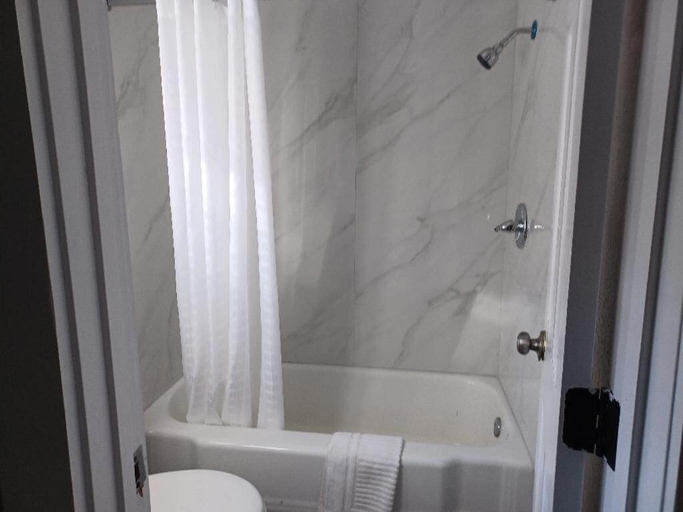 Bathroom 5, Mountain Inn, Sevier