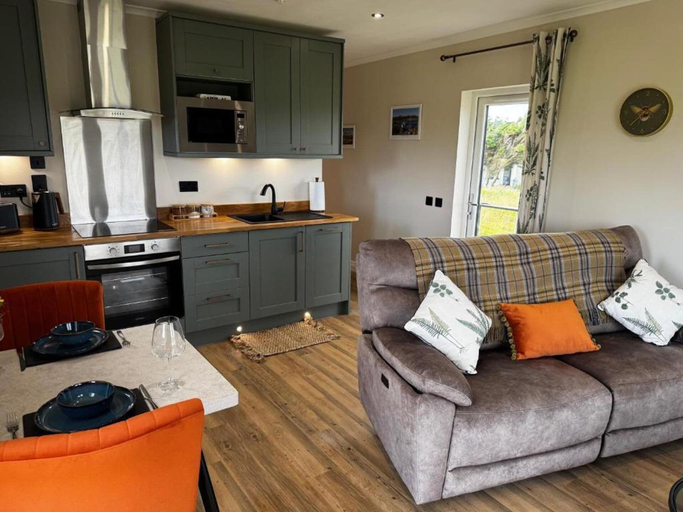 Living area 4, Luxury Skye Cabin - Loch & Cuillin Mountain Views, Highland