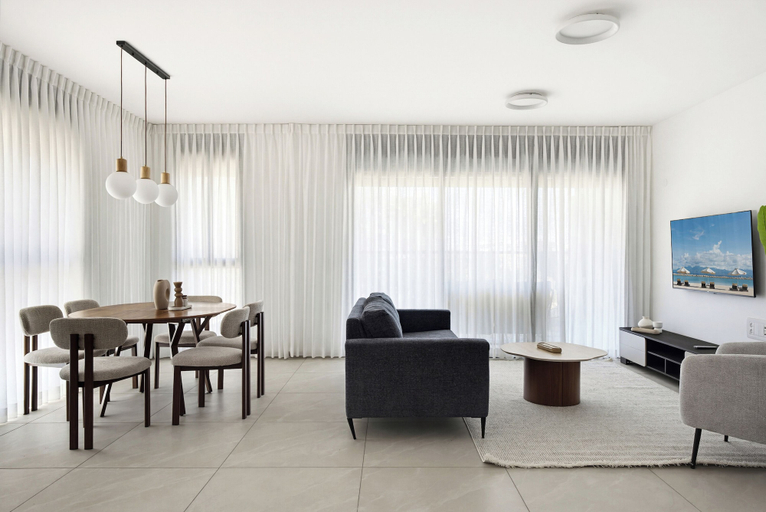 Living area 5, Spacious 4BR Apt l Sunny Balcony & Mamad