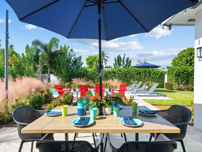 Interior 2, Surf, Sun & Sea, Broward
