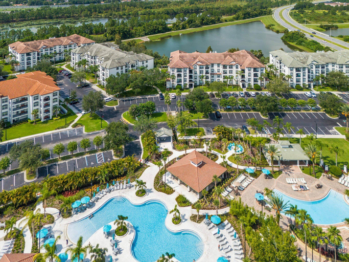 Property grounds 3, Th20 - 3BR House With Resort Access Near Parks, Orange