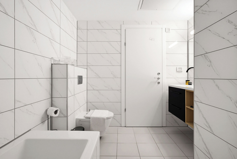 Bathroom 2, Spacious 4BR Apt l Sunny Balcony & Mamad