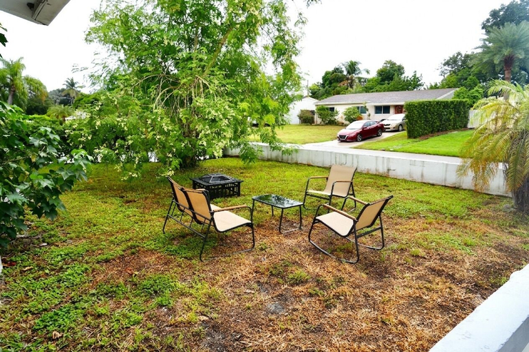 Property grounds 3, Private Pool Near Guitar Hotel & Beach, Broward