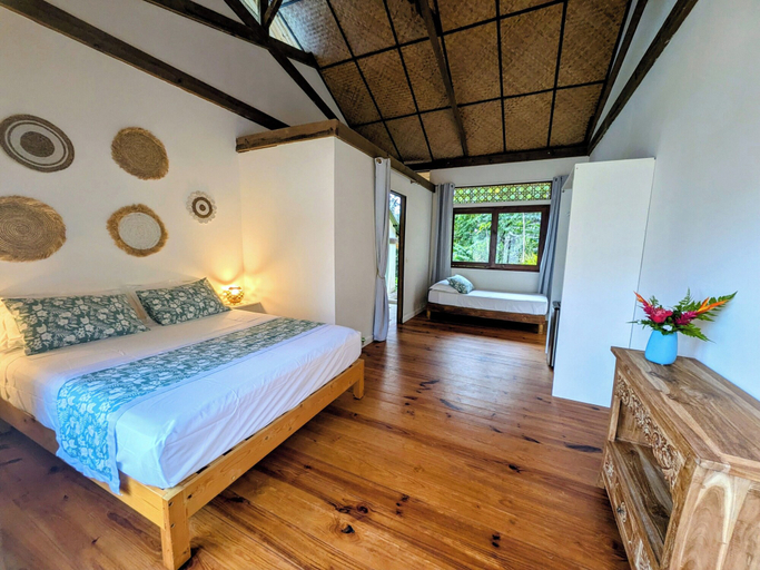 Room 5, Fare Tihi Moana