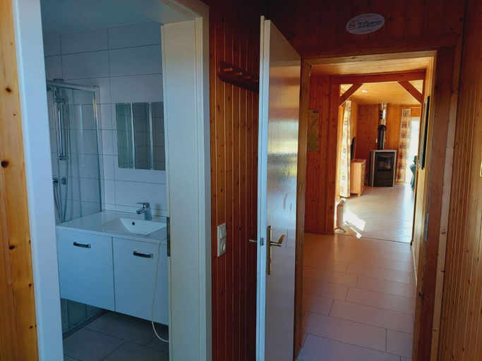 Bathroom 4, Skandinavischer Doppelbungalow mit Kaminofen im Ferienpark Mirow, Mecklenburgische Seenplatte