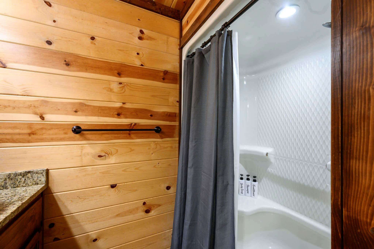 Bathroom 3, Over Yonder Inn, McCurtain
