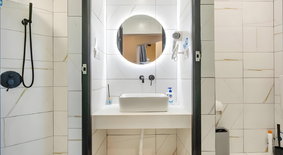 Bathroom 2, Smiley's Long Time No See Hostel - Chongqing, Chongqing