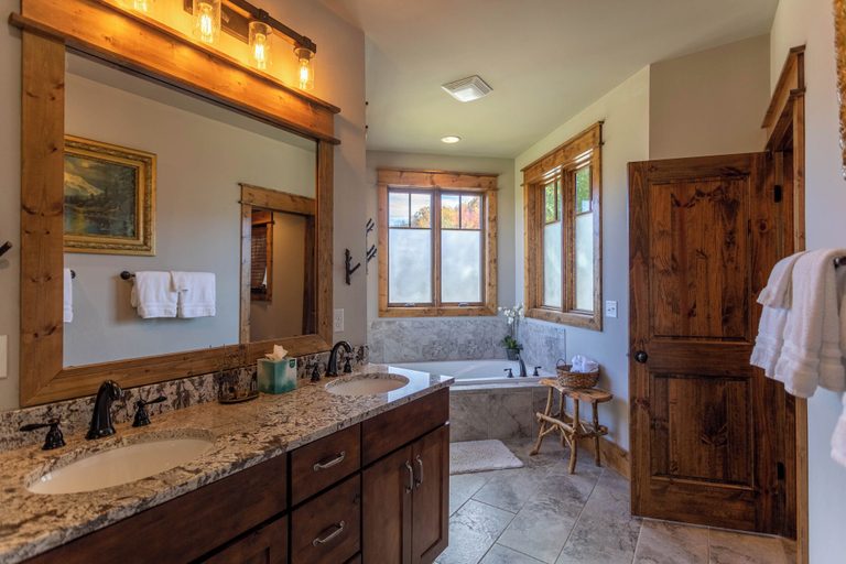 Interior 5, Red White & Views at Eagles Nest, Avery