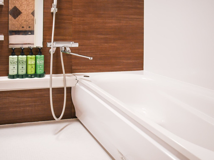 Bathroom 4, Ikebukuro Grand Hotel, Toshima