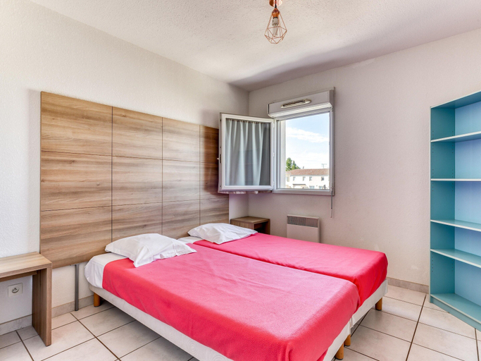 Room 2, Spacious Coastal Stay for Six With AC, Gard