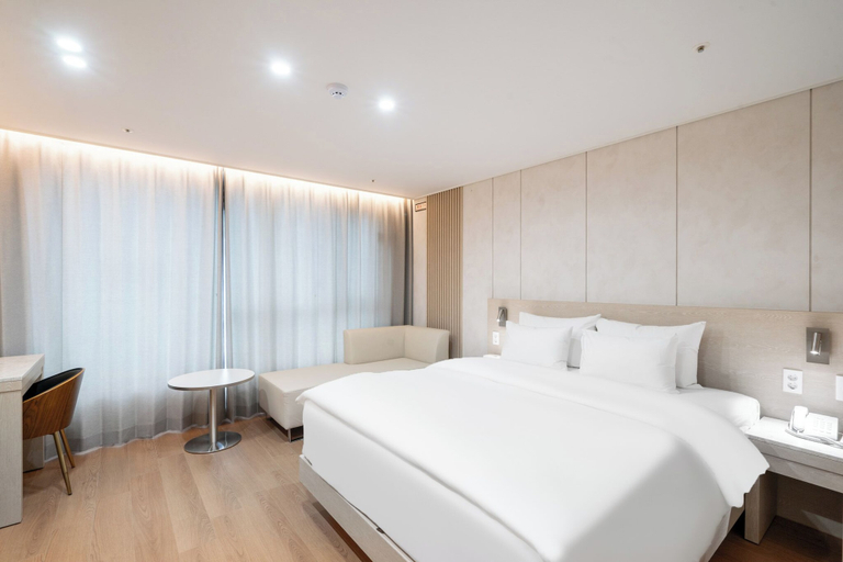 Room 2, Zenith Hotel, Jecheon