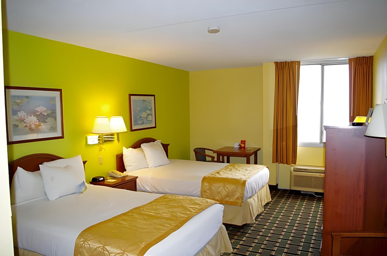 Bedroom 2, Days Hotel by Wyndham Danville Conference Center, Vermilion