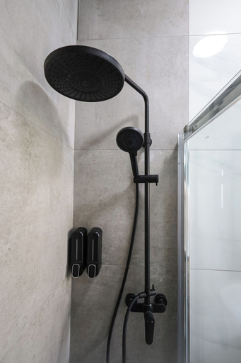 Bathroom 5, Modern Top Floor APT With Back Balcony