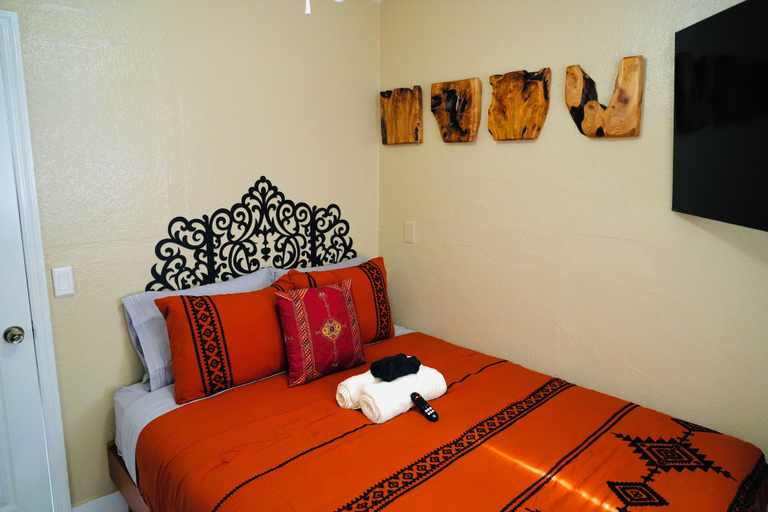 Room 2, Hollywood 7881, Broward