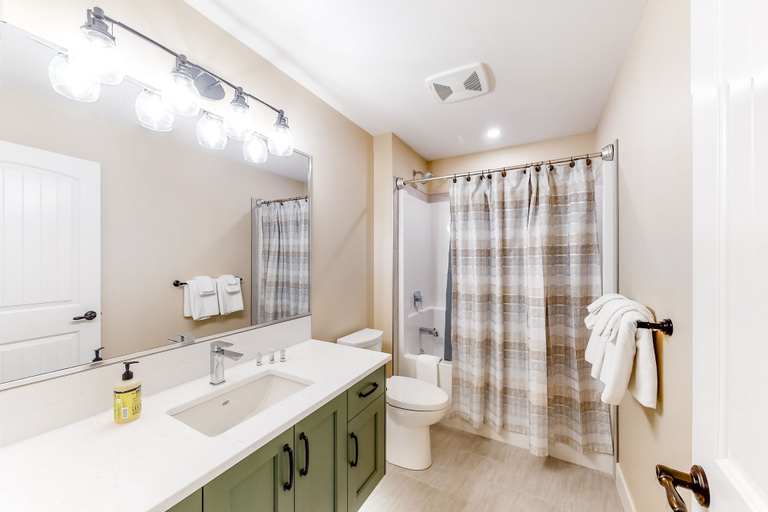 Bathroom 4, The Getaway at Feathertop, Kootenay Boundary
