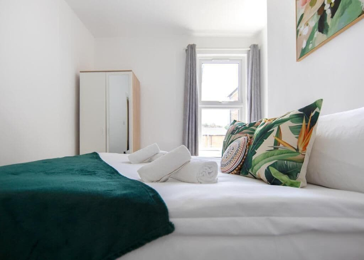 Room 3, Spacious 4BR Home Near Elizabeth Line, London
