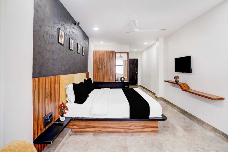 Room 3, Classic King Clubhouse Vytilla Kochi, Ernakulam