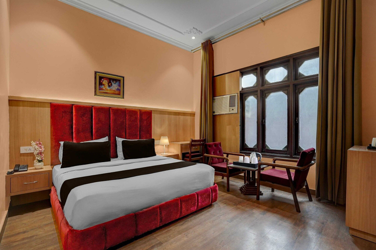 Room 2, Classic King Clubhouse Vytilla Kochi, Ernakulam
