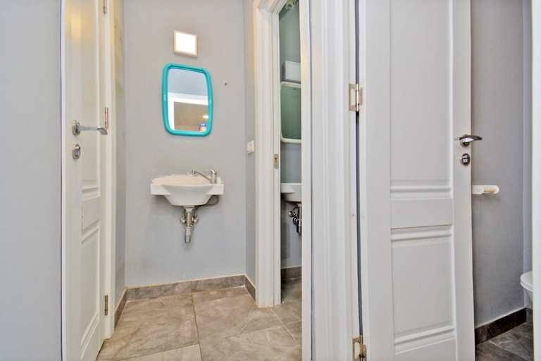 Bathroom 2, Wanderlust Guest House Prime Location, Yerevan