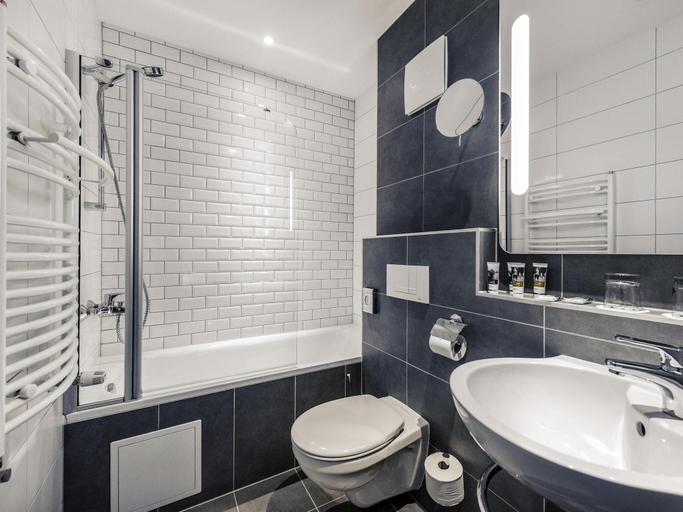 Bathroom 5, Mercure Budapest City Center Hotel, Budapesti