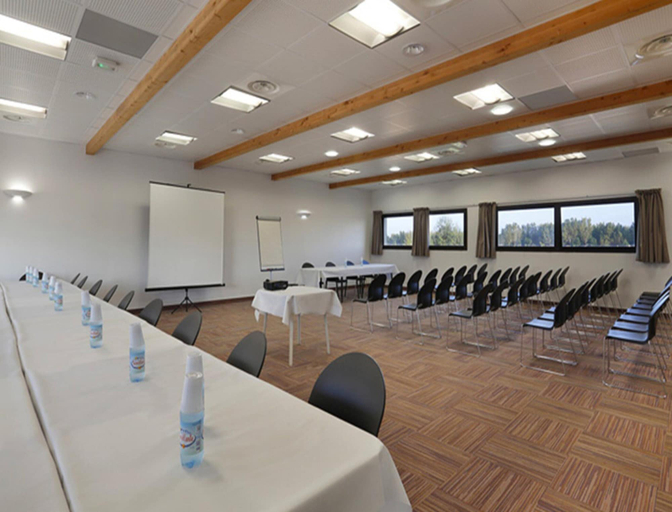 Meeting facility 5, Spacious Coastal Stay for Six With AC, Gard