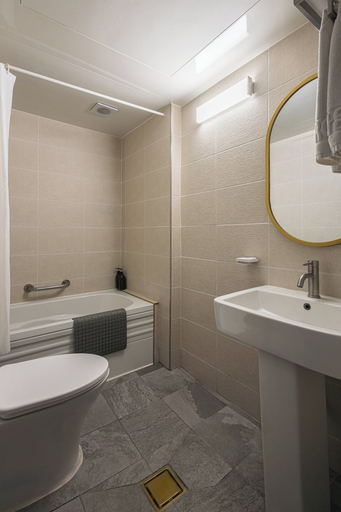 Bathroom 4, Insadong Crown Hotel, Jongno