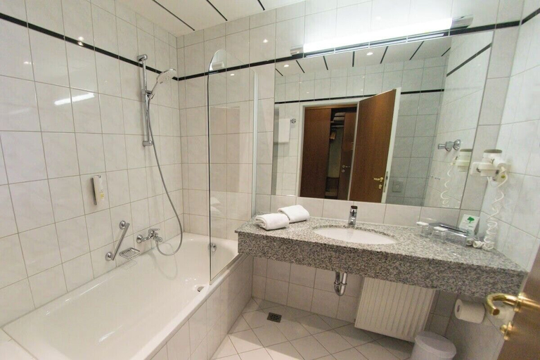 Bathroom 5, Spa & Wellnesshotel Bad Alexandersbad, Wunsiedel im Fichtelgebirge