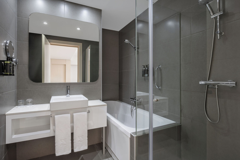 Bathroom 5, Eurostars Oasis Plaza Hotel, Figueira da Foz