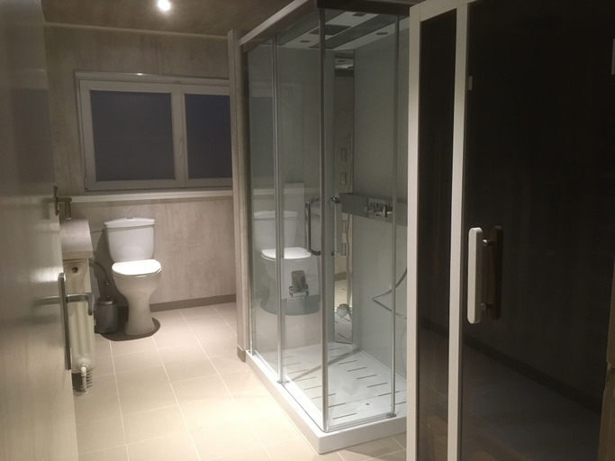 Bathroom, Family Home With Garden, West-Vlaanderen