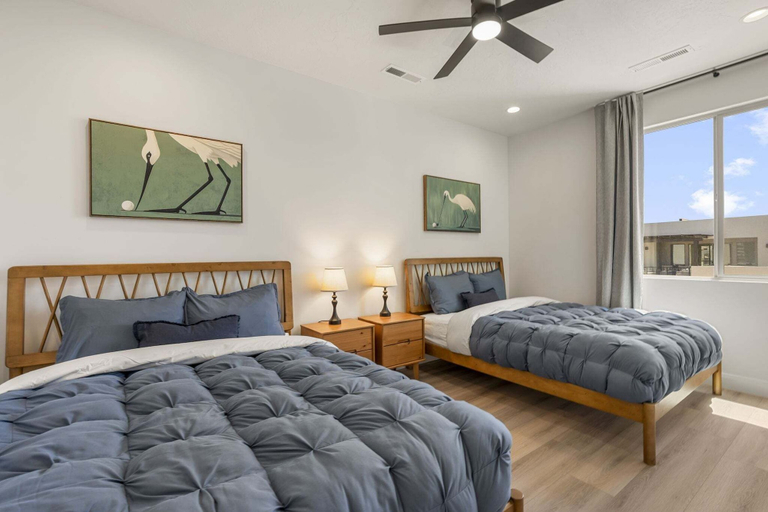 Room 5, Splash And Swing 6 Bedroom Townhouse, Washington