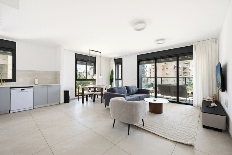 Living area 3, Spacious 4BR Apt l Sunny Balcony & Mamad