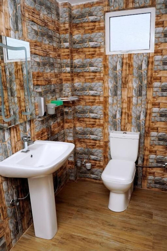 Bathroom 4, Woody Crest Hotel, Trincomalee Town and Gravets